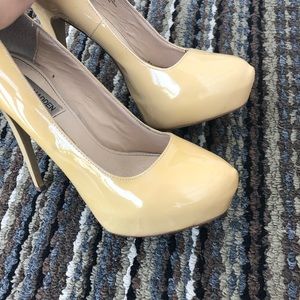 Steve Madden Beige Patent Leather Pump